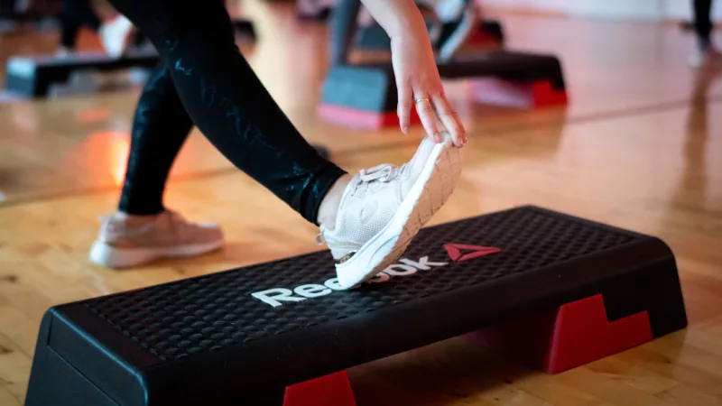 Athlet/in führt die Übung Aerobic Step aus