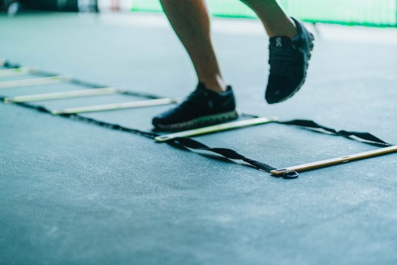 Athlet/in führt die Übung Agility Ladder: Seitlicher Shuffle aus