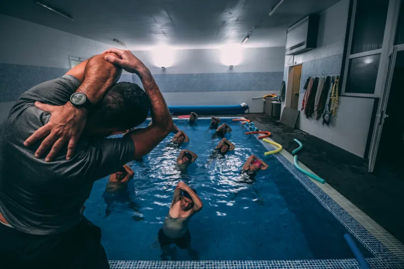 Athlet/in führt die Übung Aquajogging aus