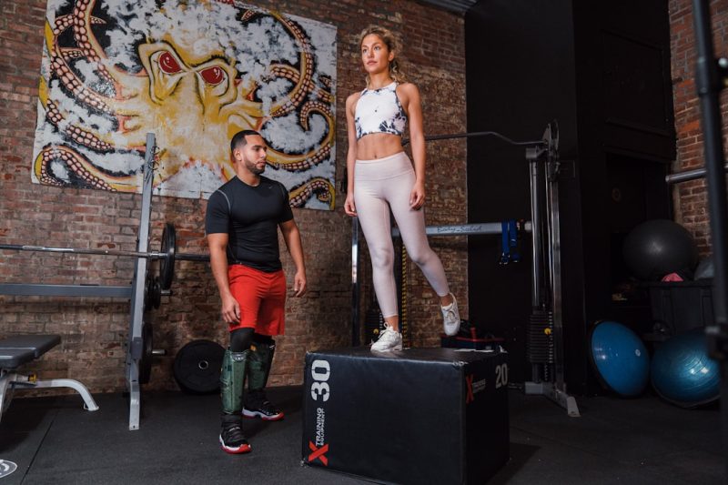 Athlet/in führt die Übung Box Jump aus
