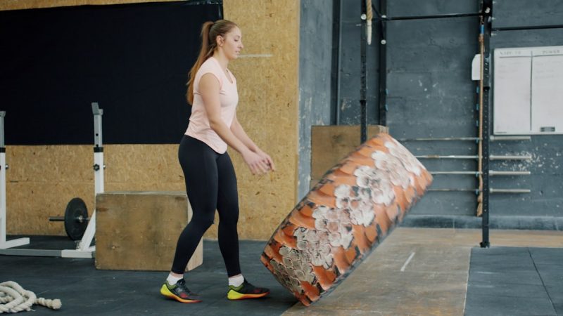 Athlet/in führt die Übung Brick Training aus