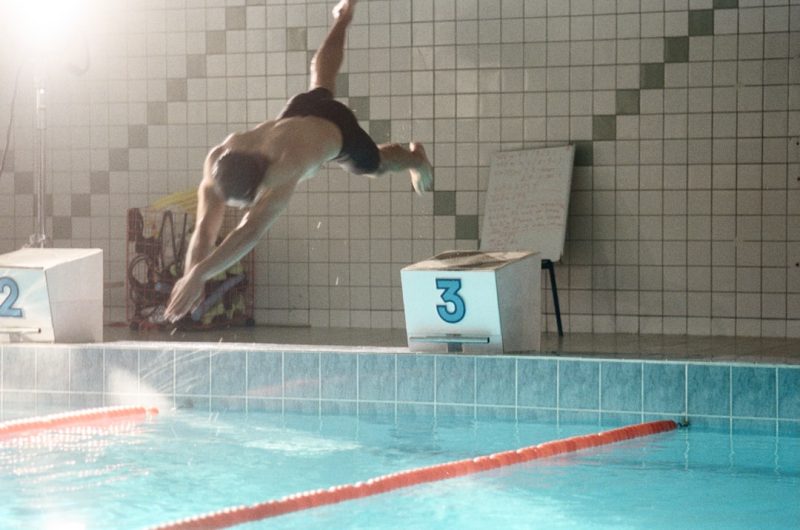 Athlet/in führt die Übung Depth Jump aus