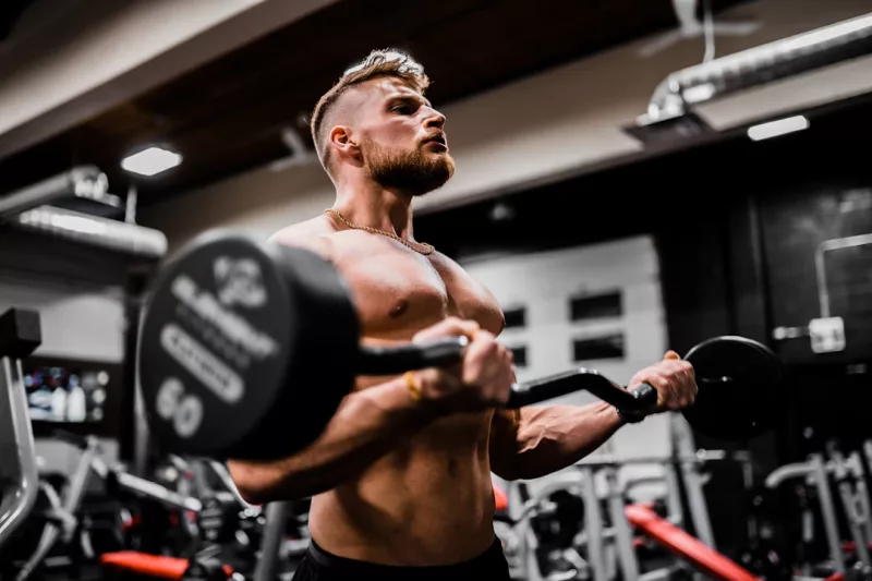 Athlet/in führt die Übung Face Pull aus