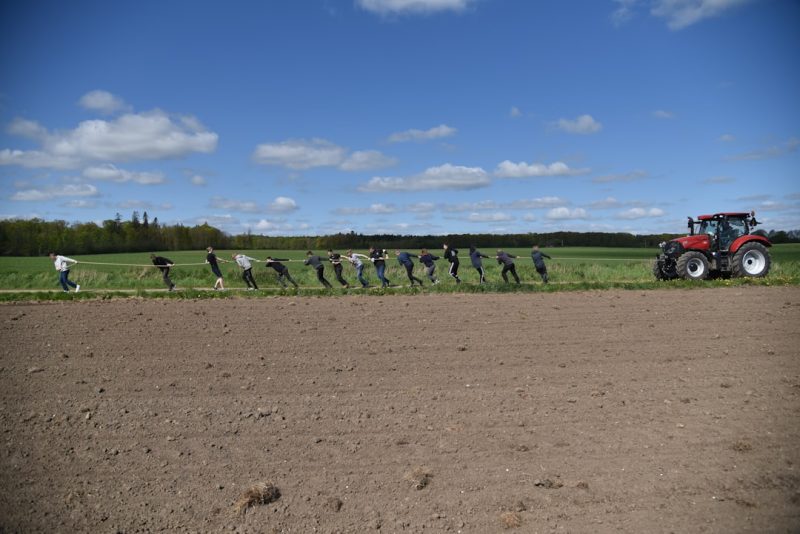 Athlet/in führt die Übung Farmers Walk aus