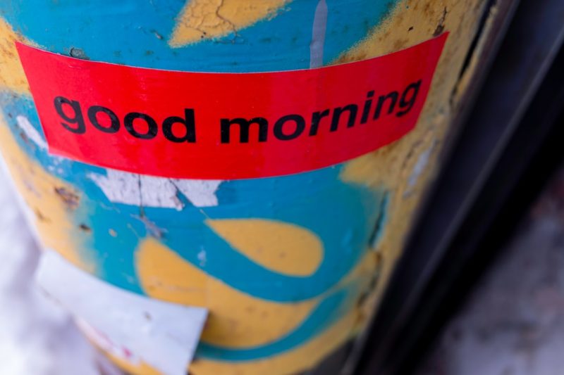 Athlet/in führt die Übung Good Mornings aus