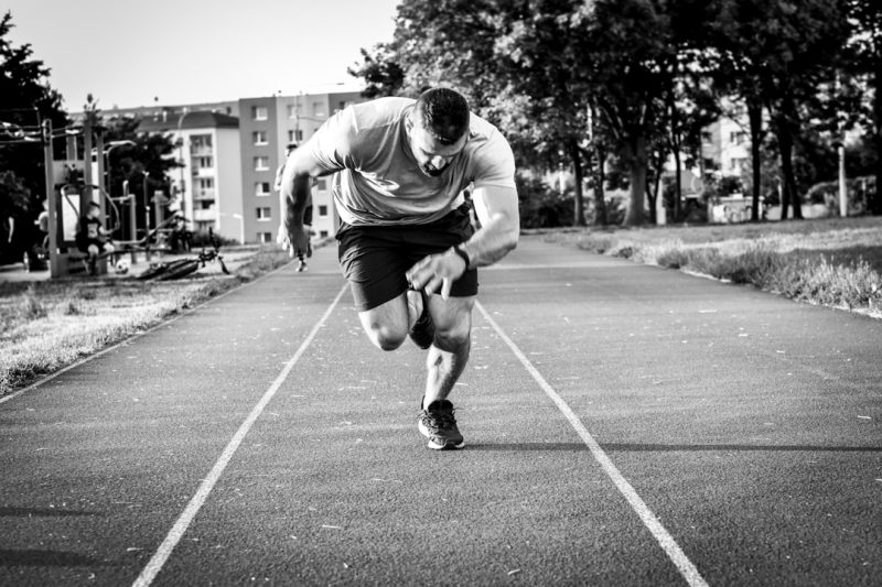 Athlet/in führt die Übung Hürdensprinttraining aus