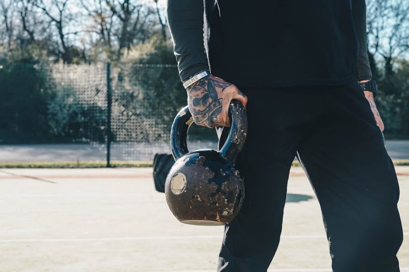 Athlet/in führt die Übung Kettlebell Swing aus
