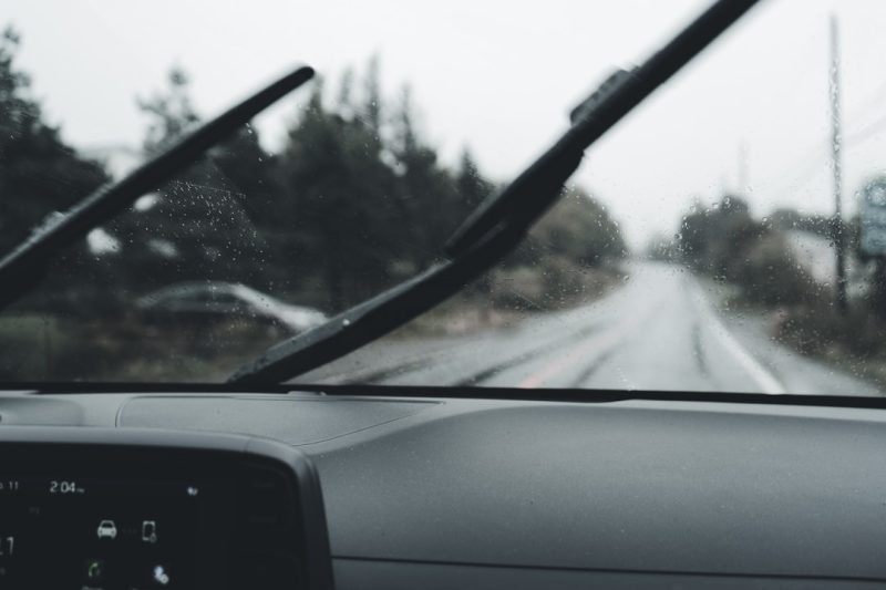 Athlet/in führt die Übung Liegende Windshield Wipers aus