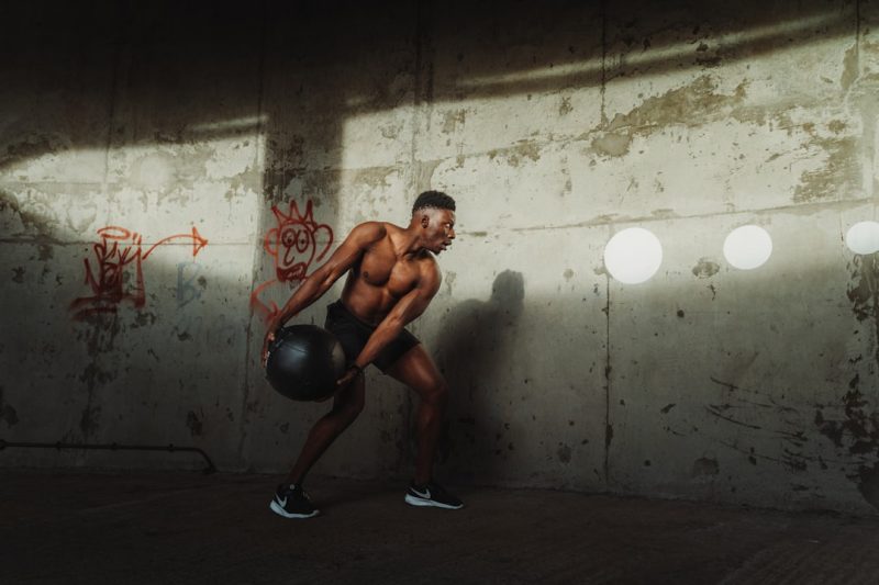 Athlet/in führt die Übung Medicine Ball Slam aus