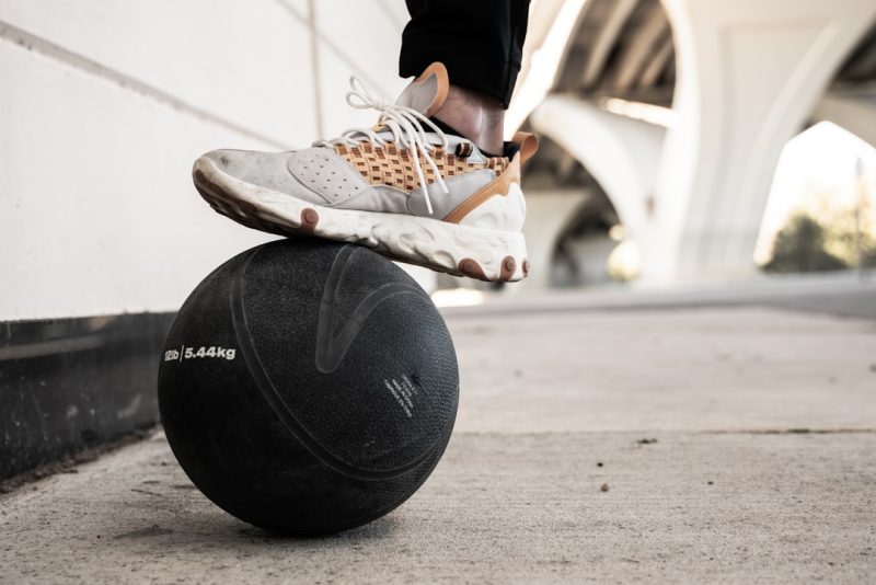 Athlet/in führt die Übung Medizinball-Slam aus