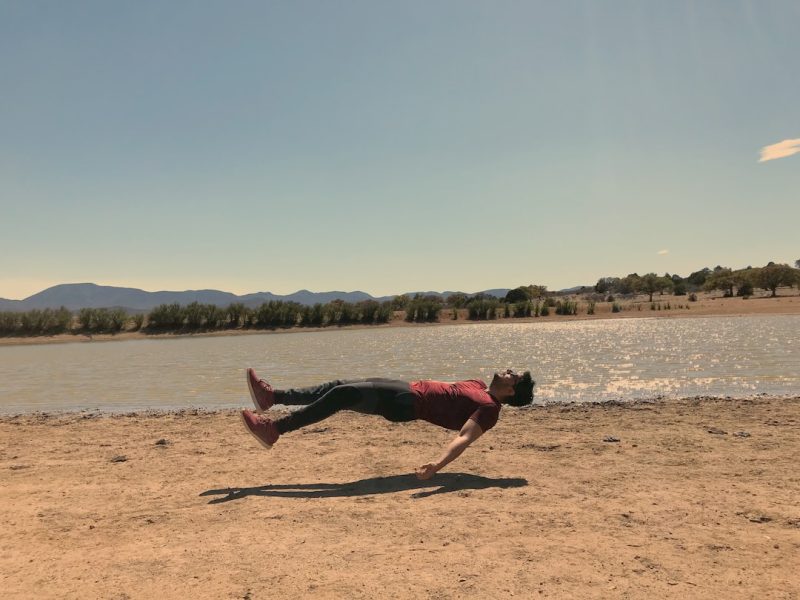 Athlet/in führt die Übung Plank Jump aus