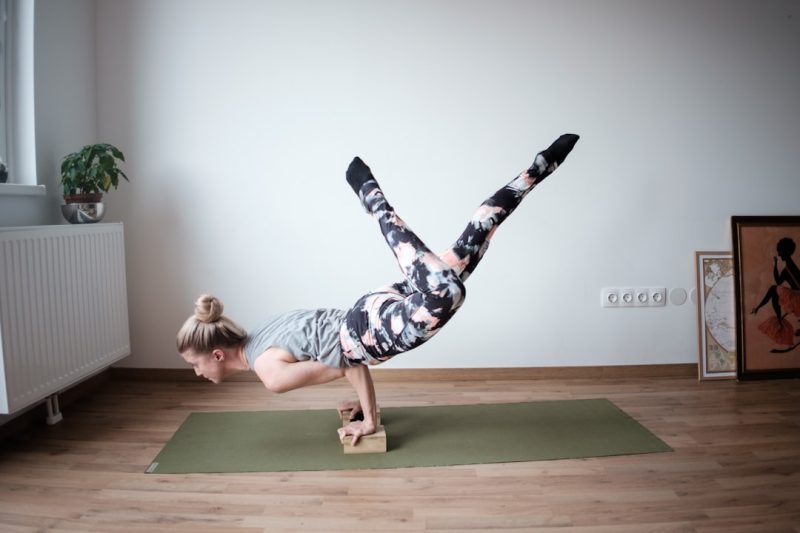Athlet/in führt die Übung Plyometrischer Handstand-Klatscher aus