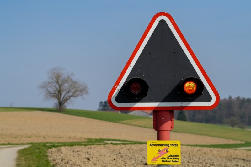 Athlet/in führt die Übung Reaktionssprints mit Lichtsignalen aus