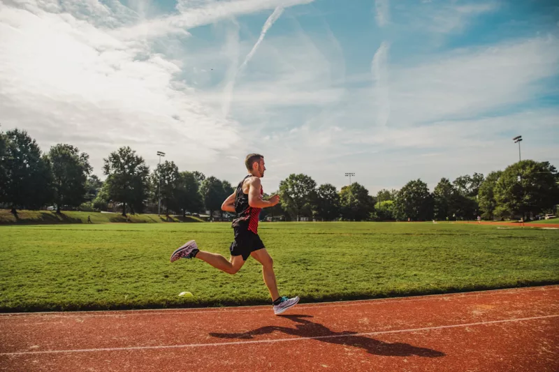 Athlet/in führt die Übung Resistance Sprints aus