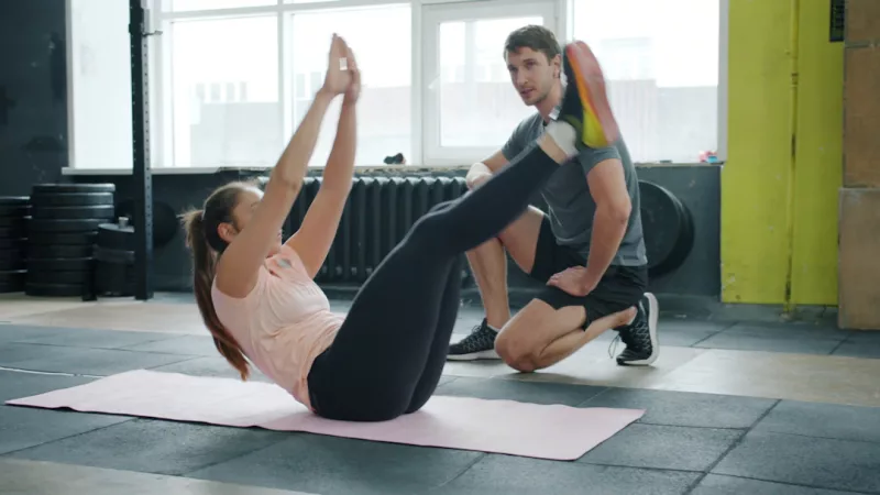 Athlet/in führt die Übung Reverse Crunch aus