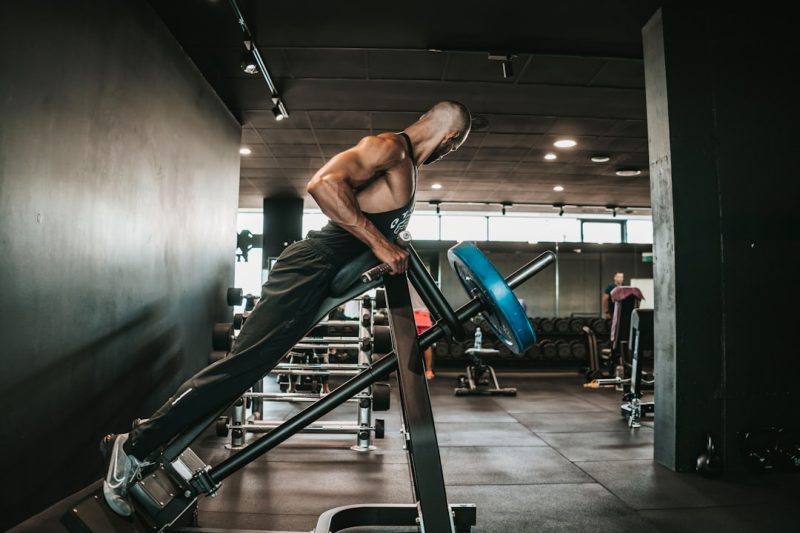 Athlet/in führt die Übung Reverse Hyperextension aus
