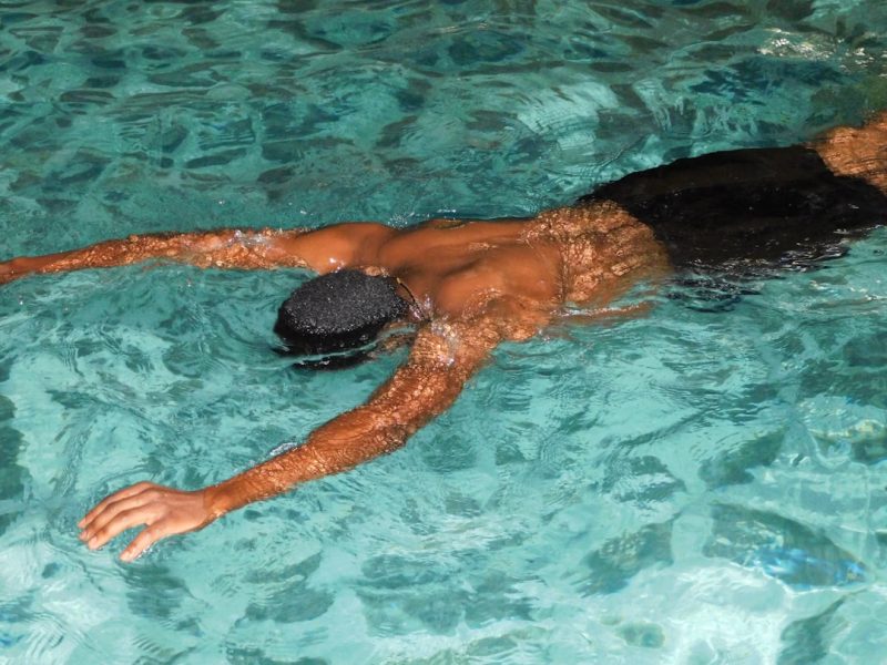 Athlet/in führt die Übung Schwimmen aus