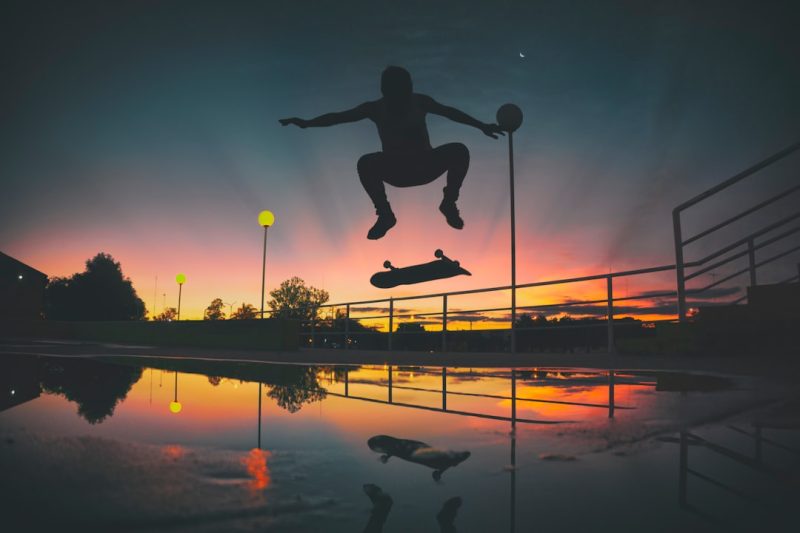 Athlet/in führt die Übung Skater Jump aus