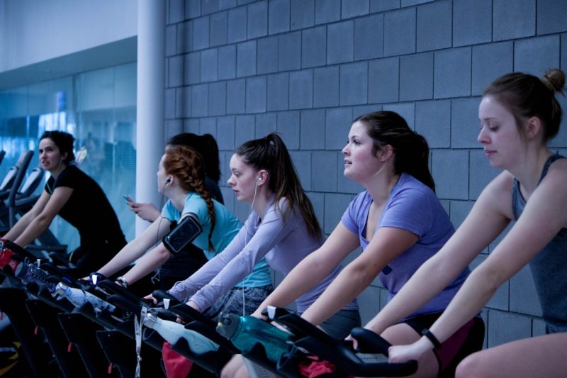 Athlet/in führt die Übung Spinning aus