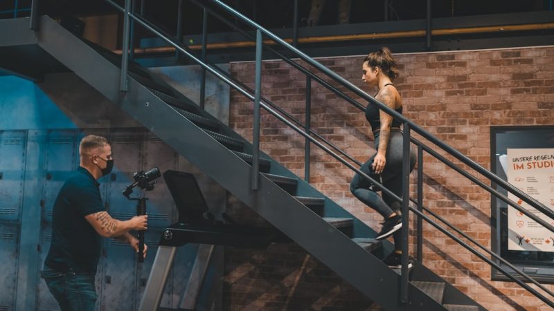 Athlet/in führt die Übung Treppe steigen aus