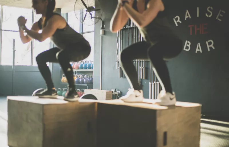 Athlet/in führt die Übung Tuck Jumps aus