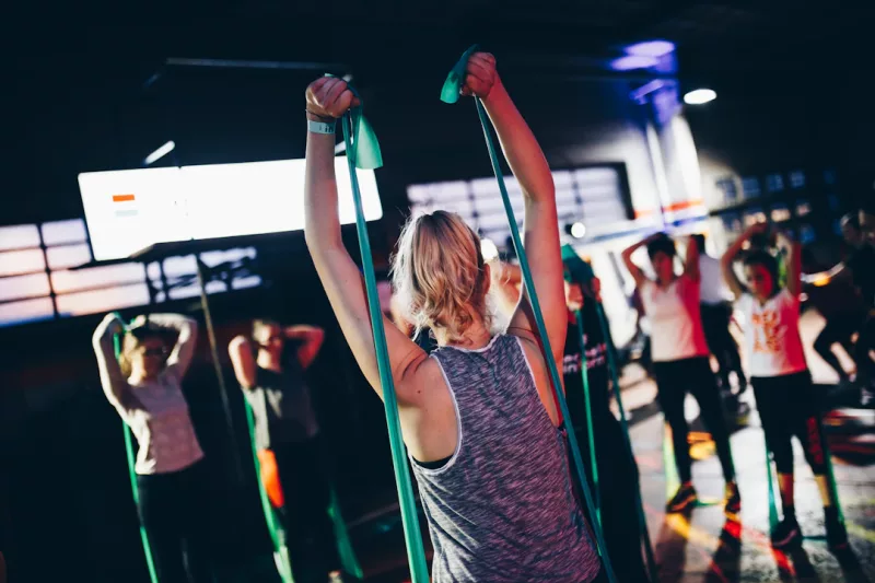 Athlet/in führt die Übung Zumba aus